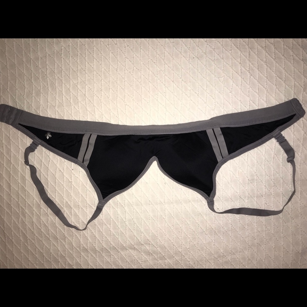 black sports bra